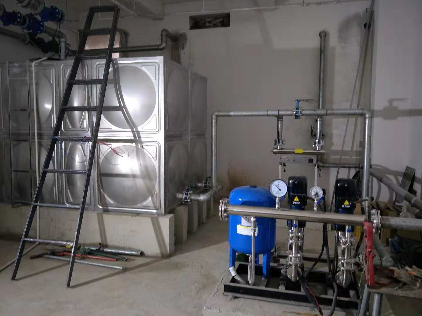 河北唐山達意科技定購恒壓供水設備+不銹鋼水箱+紫外線消毒器